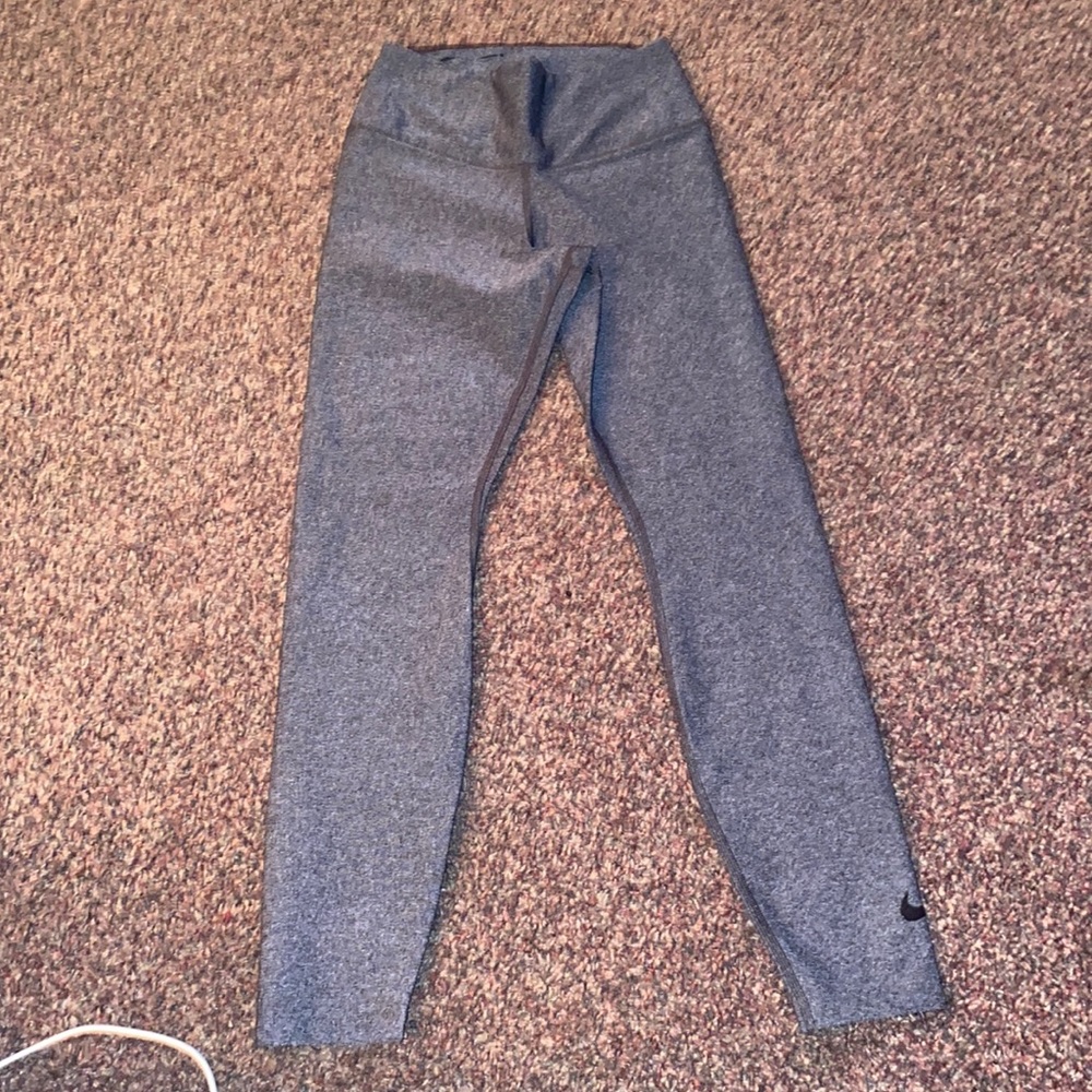 Dark grey woman’s Nike leggings